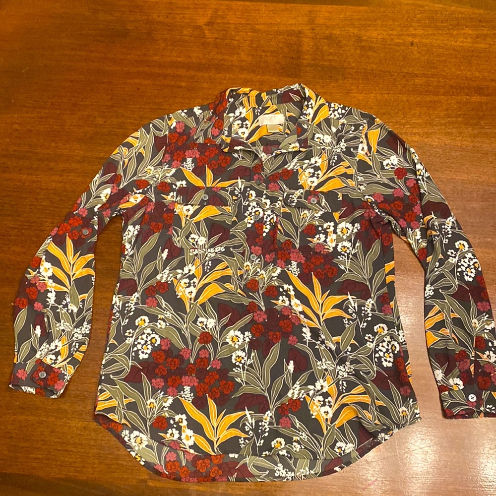 Loft floral blouse. Polyester. Size MP.